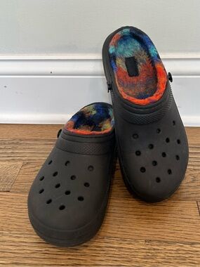 Crocs Classic Lined Spray Dye Clogs Black Rainbow Fuzzy Fur Slippers J5 No Strap